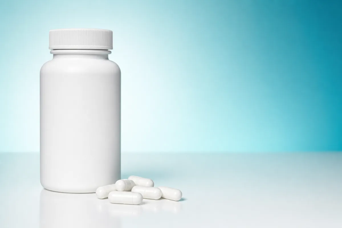 Bote de cápsulas de Adenofrin, complemento natural para la salud de la próstata